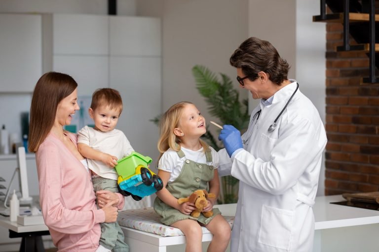 Medico revisando a dos niños.