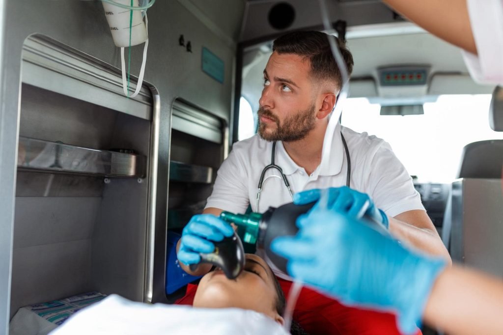 Médicos en una ambulancia junto a un paciente.